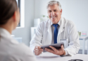 liječnik razgovara s pacijentom u ordinaciji