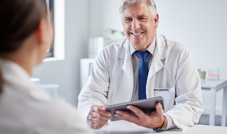 liječnik razgovara s pacijentom u ordinaciji