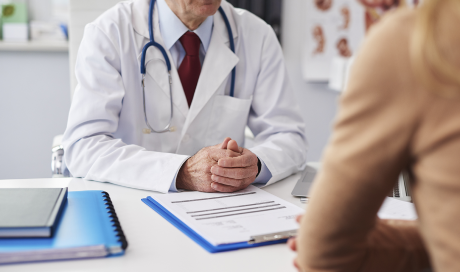 liječnik razgovara s pacijenticom o prevenciji raka debelog crijeva