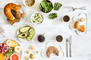 stol postavljen za doručak za dvoje