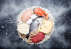 namirnice bogate proteinima na sivoj podlozi