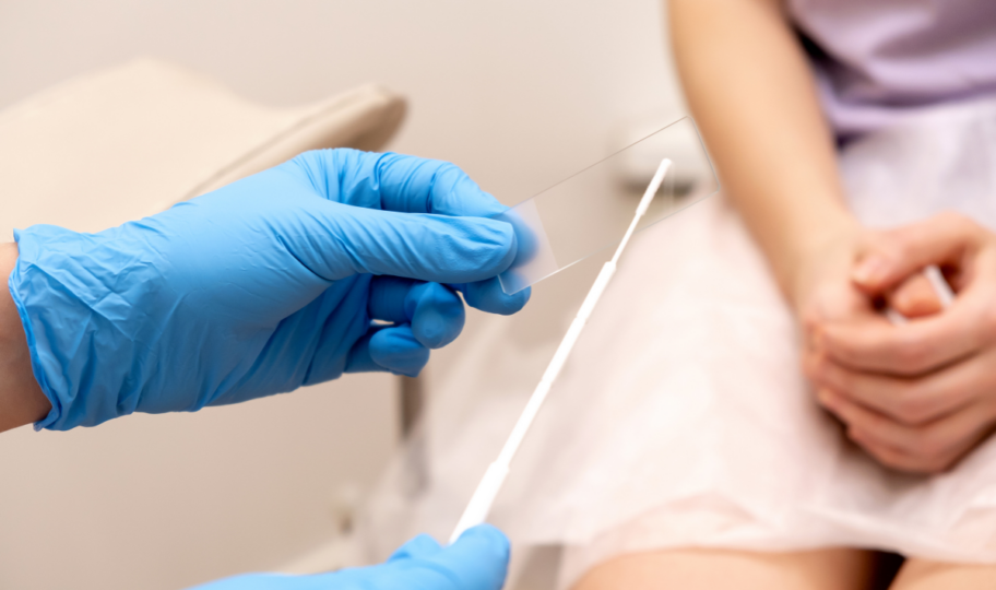 ginekolog razmazuje uzorak po stakalcu