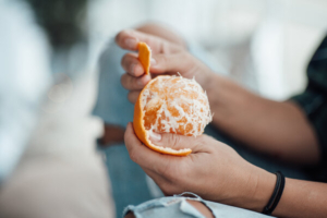 osoba guli mandarinu