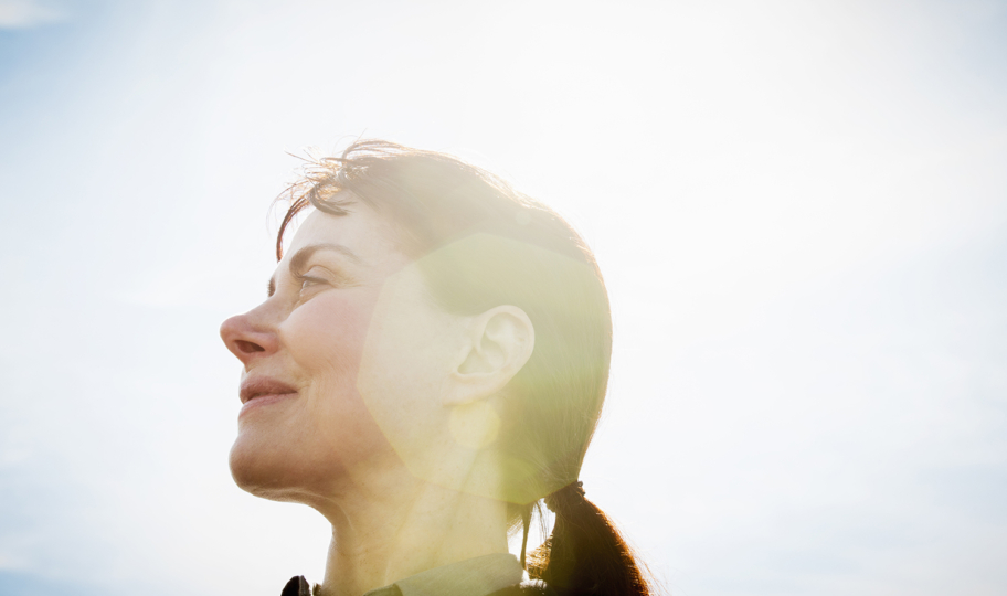 portret zadovoljne žene na suncu