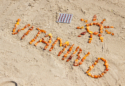 vitamin d napisano kamenčićima na pješčanoj plaži