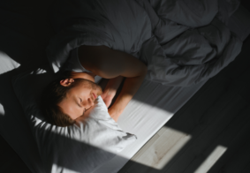 muškarac spava u krevetu