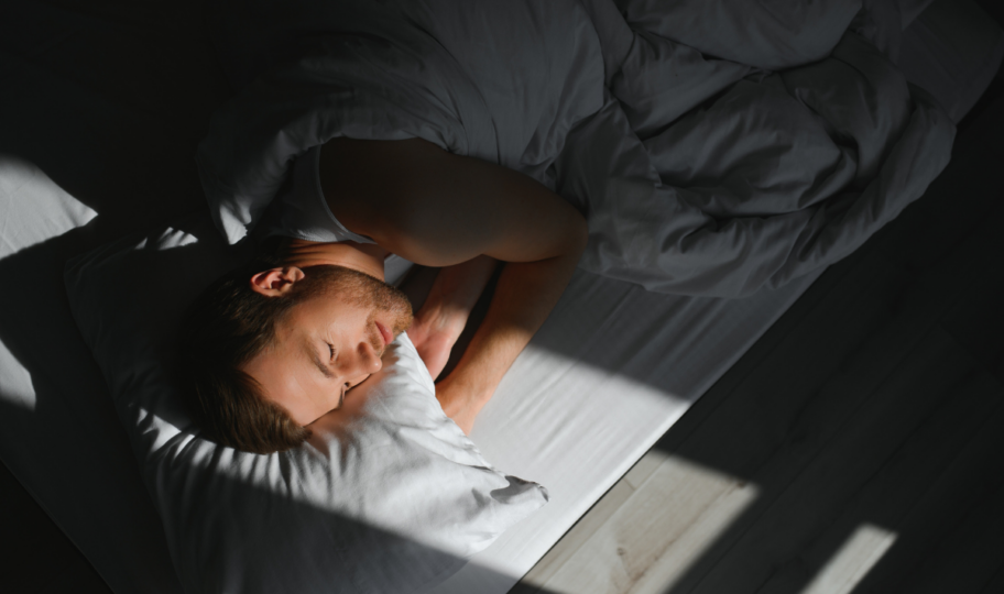 muškarac spava u krevetu