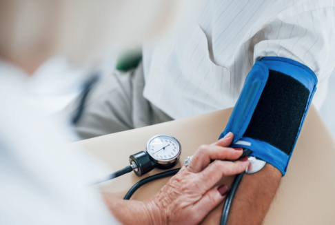 liječnica mjeri tlak pacijentu