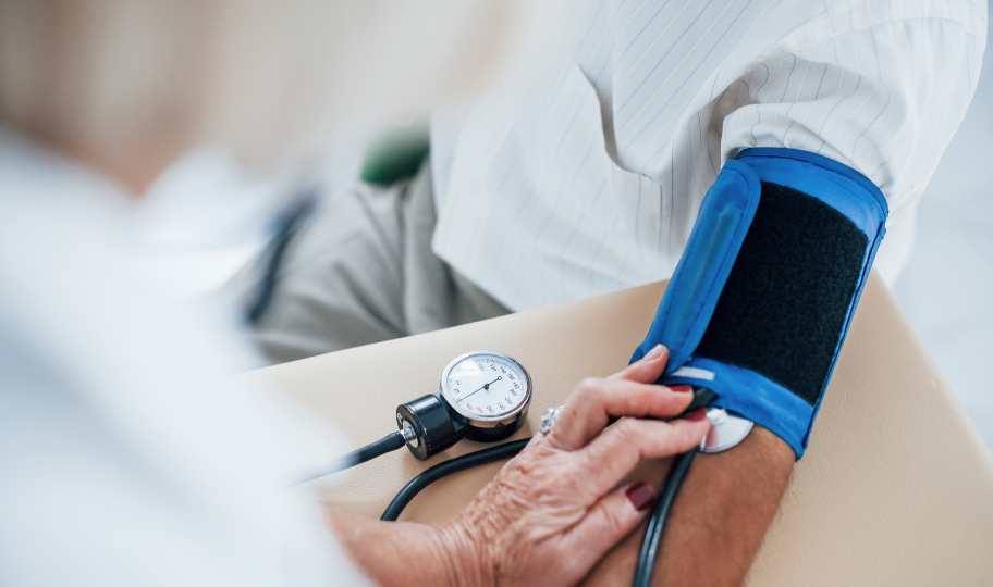 liječnica mjeri tlak pacijentu
