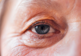 krupni kadar oka sa spuštenim vjeđama