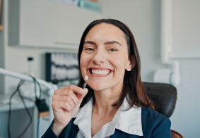 nasmijana žena s ljuskicama na zubima