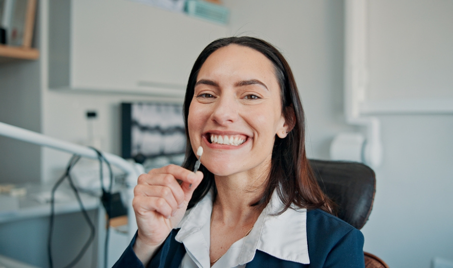 nasmijana žena s ljuskicama na zubima