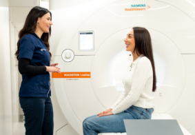 liječnica ragzgovara s pacijenticom prije magnetne rezonance