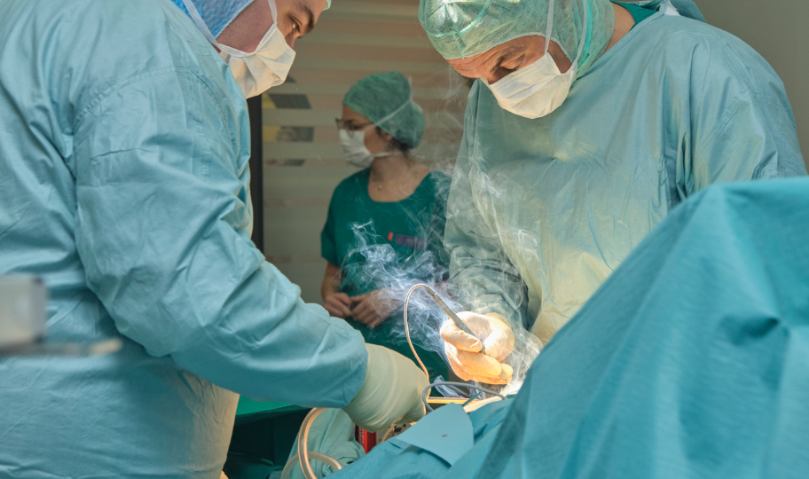 Docent Miškulin u operacijskoj sali pacijentu ugrađuje personaliziranu endoprotezu koljena
