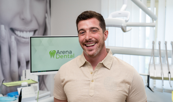 portret muškarca koji pokazuje gotove zubne krunice