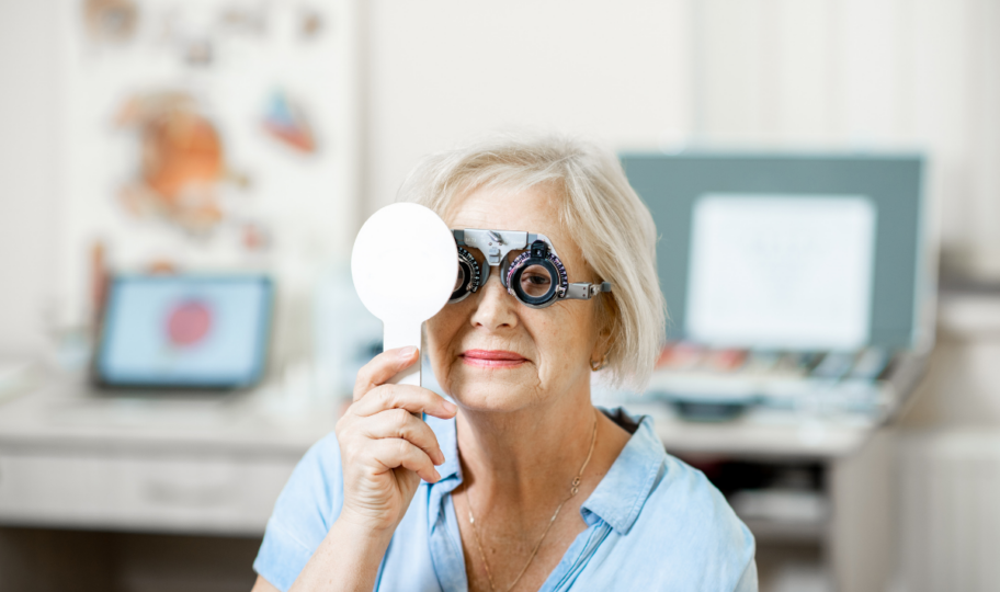 starija žena na na oftalmološkom pregledu