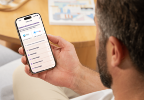 MUŠKARAD DRŽI MOBITEL U RUCI