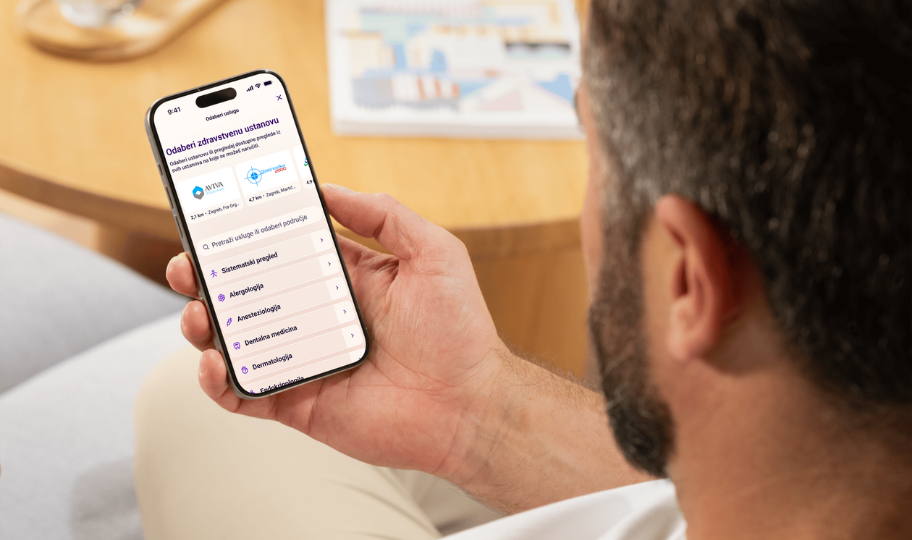 MUŠKARAD DRŽI MOBITEL U RUCI
