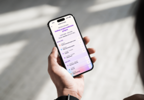krupni kadar ruke koja drži mobitel