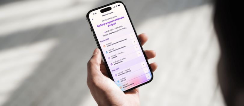 krupni kadar ruke koja drži mobitel