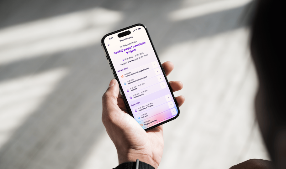 krupni kadar ruke koja drži mobitel