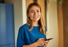 NASMIJEŠENA ŽENA GLEDA U KAMERU, PORTRET