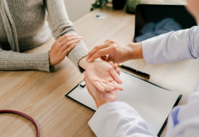 krupni kadar lijecnice koji mjeri puls pacijentici