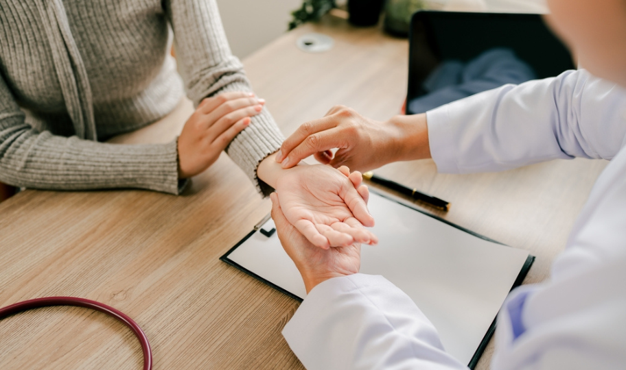 krupni kadar lijecnice koji mjeri puls pacijentici