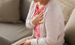 starija žena se drži za srce, krupni kadar