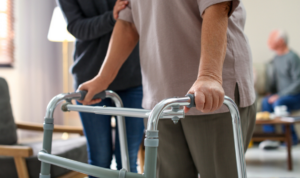 fizioterapeut pomaže ženi hodati nakon operacije kuka