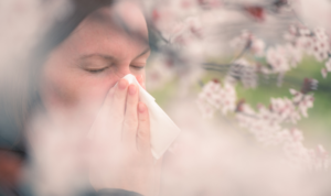 krupni kadar žene koja kiše od alergije