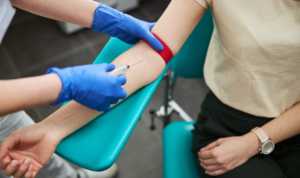 zdravstvena djelatnica vadi krv pacijentici