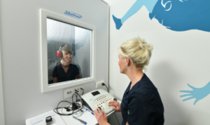 zdravstvena djelatnica ispituje sluh muškarcu na pregledu za vozački