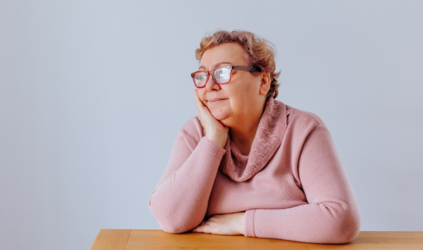 portret sredovječne debele žene koja gleda u duljinu