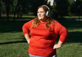 pretila mlada žena na livadi