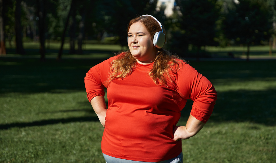 pretila mlada žena na livadi