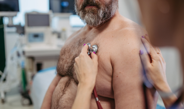 liječnica sluša srce pretilog muškarca