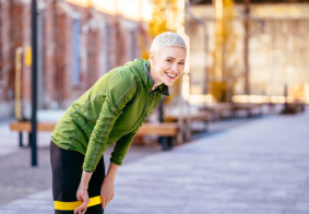 žena u perimenopauzi vježba s trakom za otpor na otvoenom