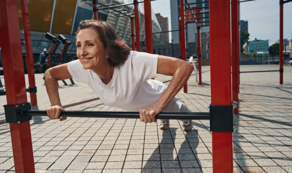 žena srednjih godina vježba na trim stazi