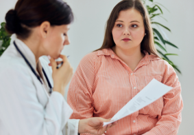 debela žena razgovara s liječnicom