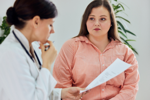 debela žena razgovara s liječnicom