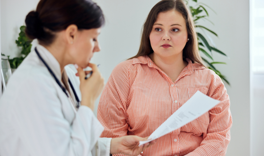 debela žena razgovara s liječnicom