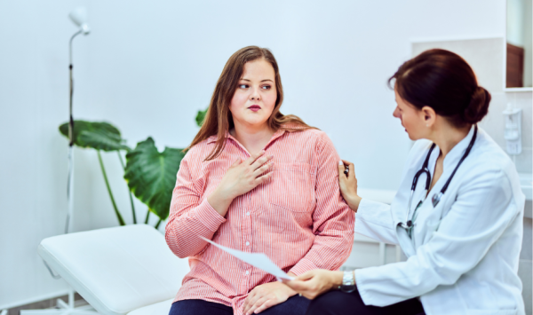 pretila žena razgovara s liječnicom