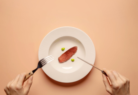 tanjur s dva zalogaja hrane