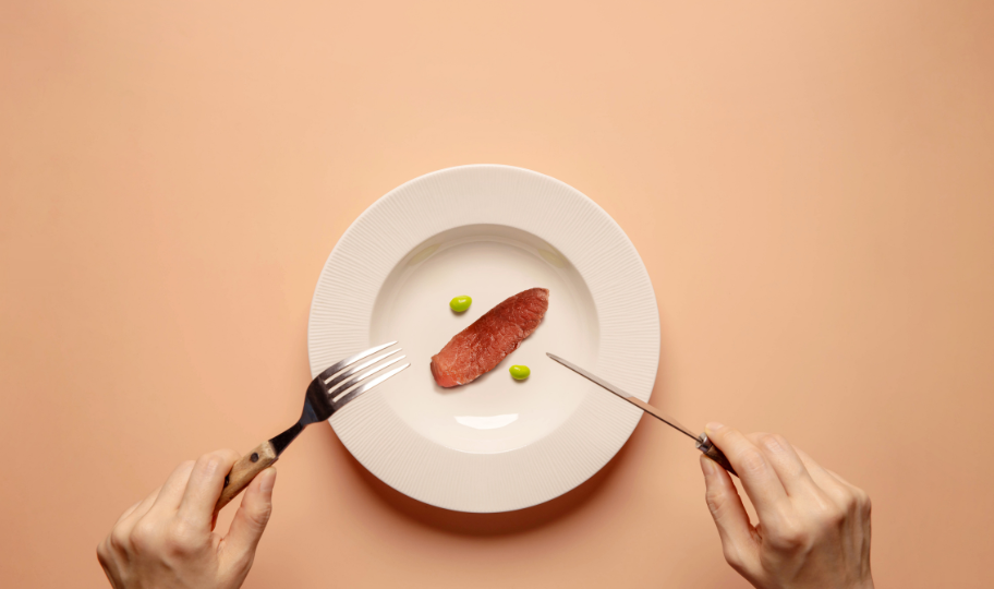 tanjur s dva zalogaja hrane