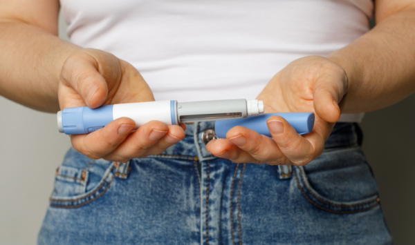 žena drži injegkciju semaglutida u ruci