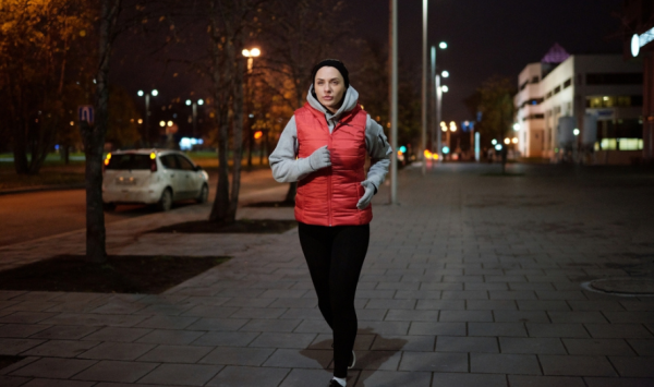 mlada žena trči noću