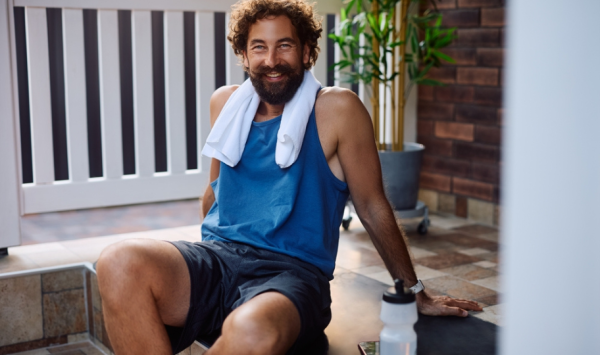 nasmijani muškarac nakon treninga kojim pokušava poboljšati svoj vo2 max