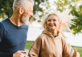 sredovjećni par trči u prirodi, krupni kadar