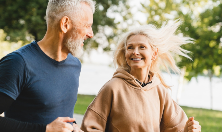 sredovjećni par trči u prirodi, krupni kadar